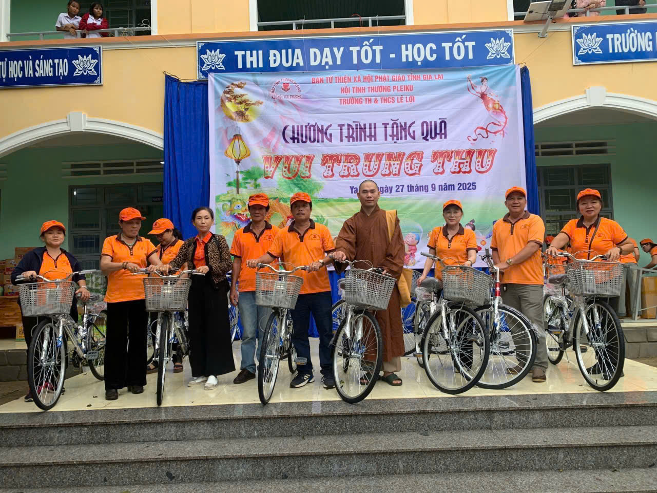 Ban Từ thiện Xã hội Phật giáo tỉnh Gia Lai phát quà Tết Trung thu cho các em học sinh